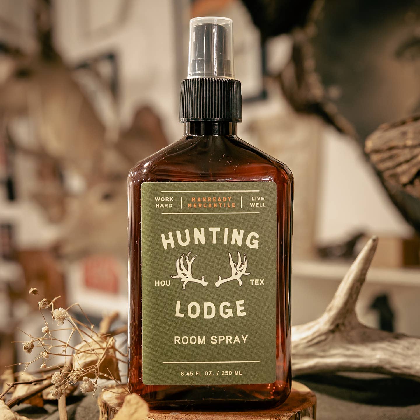 HUNTING LODGE
Cheers to the warmth of a good fire, good company, and stories shared after the hunt.
Notes of Tobacco, Whiskey, & Embers