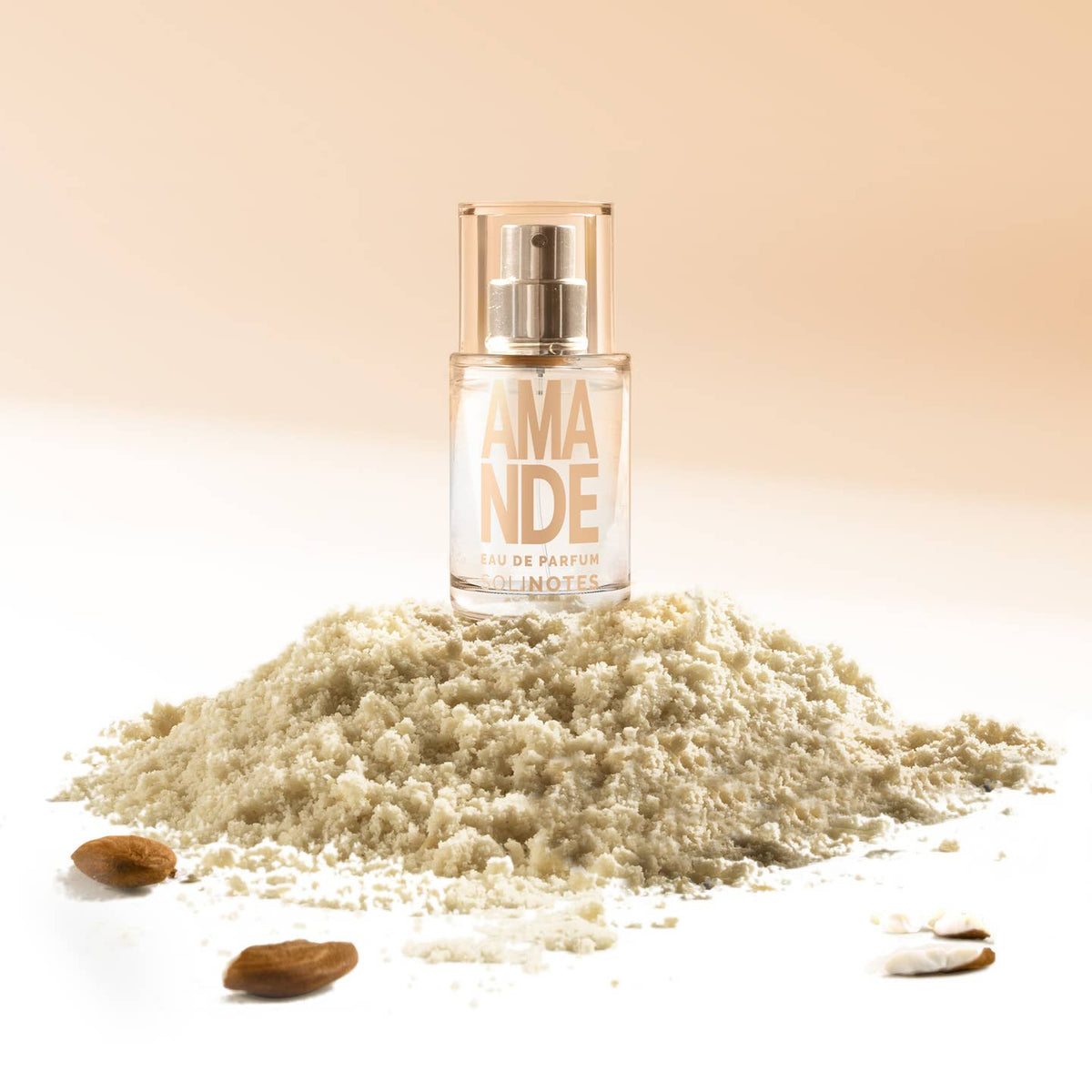 GRAB SOOTHING vibes and GO! Imagine walking into a cozy bakery, where the warmth of sweet almond fills the air, wrapping around you like a comforting blanket. Solinotes Almond captures that feeling!
This fragrance opens with the comforting sweetness of almond and passion fruit, leading you to a heart of jasmine and tonka bean. As it settles, warm vanilla and sandalwood create a soft, warm finish.