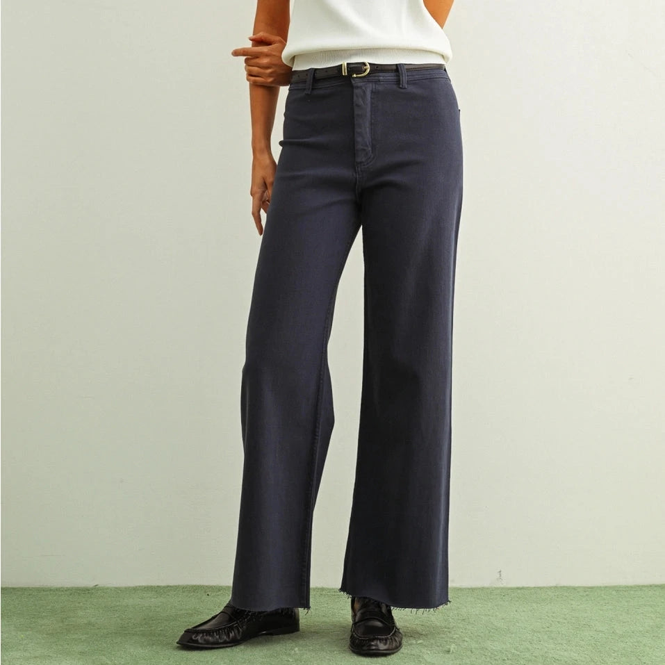 These unfinished, raw-edge leg openings offer a casual and modern edge and are secured with a standard front button closure and zip fly. Equipped with belt loops and standard pockets for everyday utility. Perfect for running weekend errands, relaxed city walks, or cafe visits and suitable for casual Fridays or comfortable campus wear.