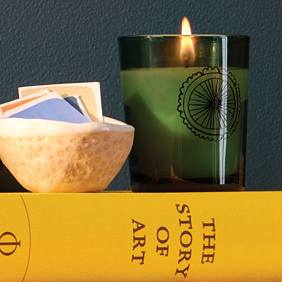 Candle Fragrance
A cloud of fog rolling in with soft mist, coastline calm, and woody vetiver.