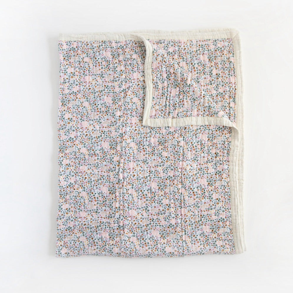 Little Unicorns classic quilt — supersized! Made for nap time, playtime or anytime. Featuring four breathable layers that get softer with every wash, this versatile throw-sized quilt is an everyday essential. Materials 100% cotton muslin.