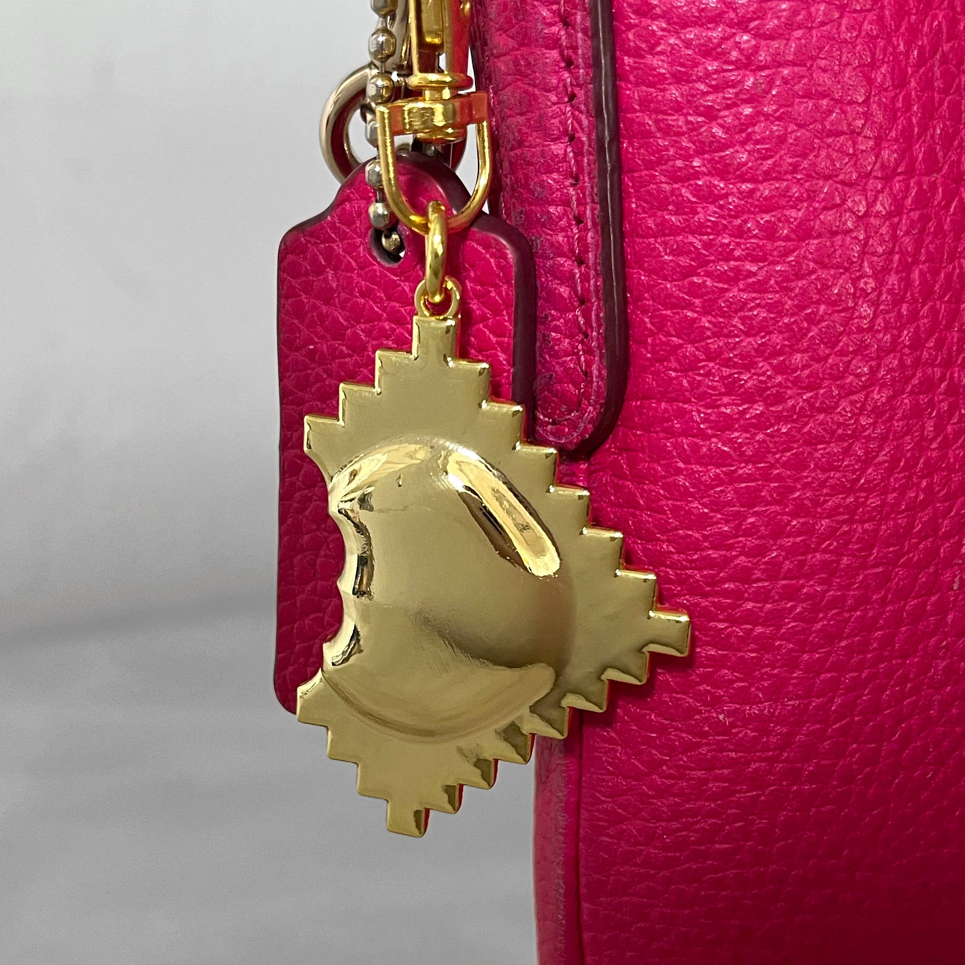 I designed this golden charm to look like a 3-D ravioli with a bite taken out of it. Buon appetito!
Details:
3-D charm
1 & 7/8 x 1 & 7/8 inches (36 x36 mm)
Gold tone metal
Comes with clip and keyring, mounted on display card
