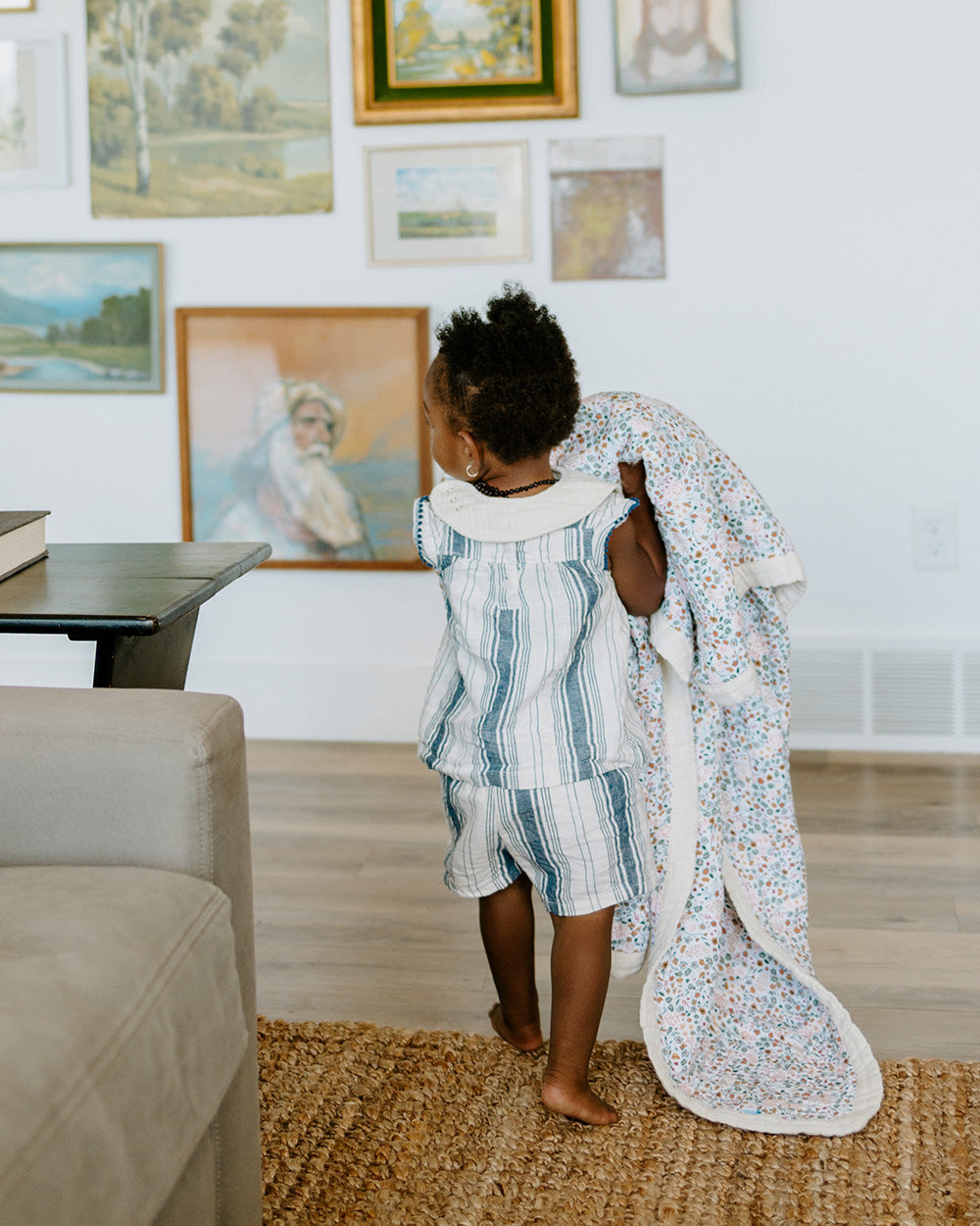Little Unicorns classic quilt — supersized! Made for nap time, playtime or anytime. Featuring four breathable layers that get softer with every wash, this versatile throw-sized quilt is an everyday essential. Materials 100% cotton muslin.