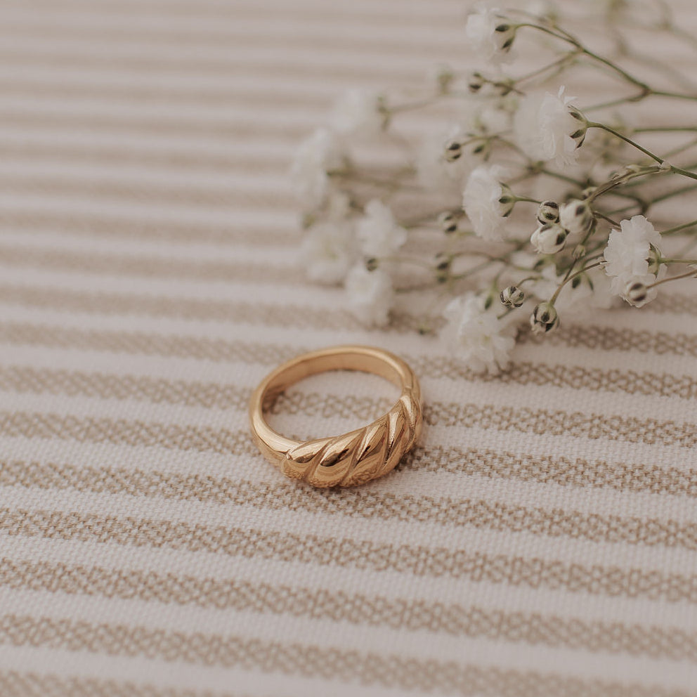 Wren Twist Ring