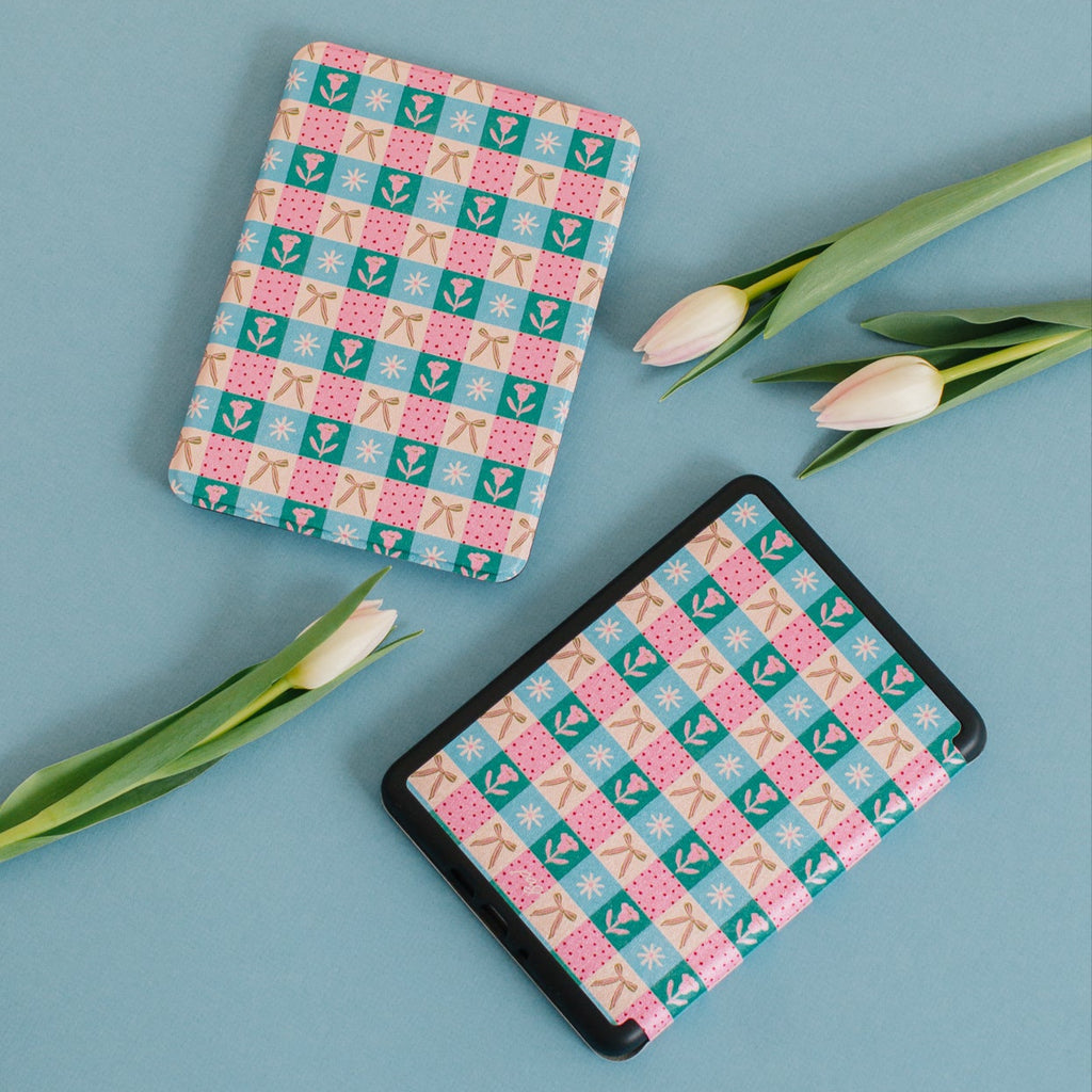 Checkers meet your floral era. Designed by the talented Samantha Johnson

Really Fun Features (we promise):
• Faux leather exterior for easy cleaning
•&nbsp;Microfiber interior (cozy!)
• An elastic hand strap for comfortable holding
•&nbsp;Auto wake &amp; sleep feature to preserve battery life
• Shock absorption, TPU case for drop protection

Size: Paperwhite 12th Generation/Colorsoft (2024/2026)